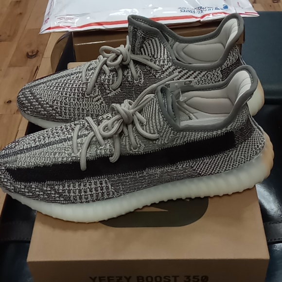 Yeezy Boost 350 V2 - Picture 2 of 4